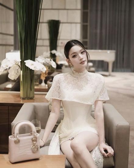 เดรสสั้นคอร์เซ็ตขาว ผ้าคลุมลูกไม้ รหัส SWT04